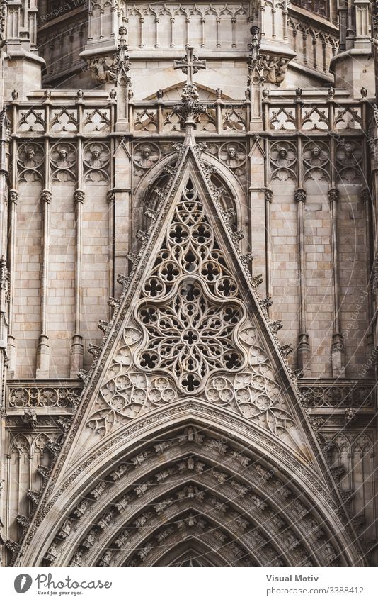 Fensterrose und filigrane Skulpturen an der Vorderseite einer gotischen Kathedrale Rundfenster Basilika Architektur architektonisch Schnitzereien heilig Farbe