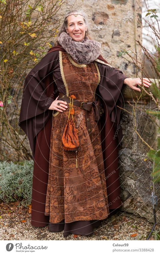 Beeindruckend gekleidete Dame Bekleidung mittelalterlich Kleidungsstück Frau Brokat Samt historisch retro Historie Tradition Kultur Tracht Ornament Adel