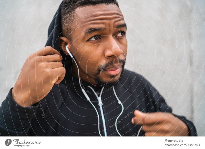 Sportlicher Mann, der Musik hört. Läufer hören Kopfhörer Training Übung Lifestyle Erwachsener Gesundheit im Freien sportlich Typ laufen Sportler Person passen