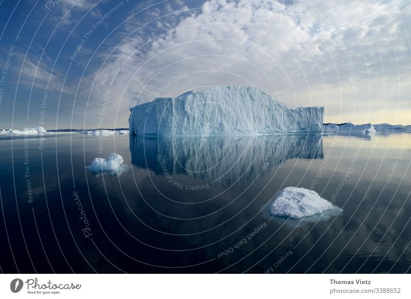 Eisberg in der Disco Bucht mit Spiegelung WasserSpiegelung Natur Außenaufnahme Gletscher Umwelt Landschaft Klima Ferien & Urlaub & Reisen Antarktis Meer Arktis