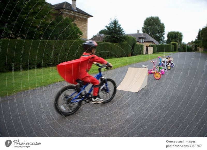 Junge fährt mit dem Fahrrad zur Rampe Aktion Adrenalin Abenteuer Radfahren Biker verschwommen verschwommene Bewegung bmx Kind Kindheit Konzept Zyklus Gefahr