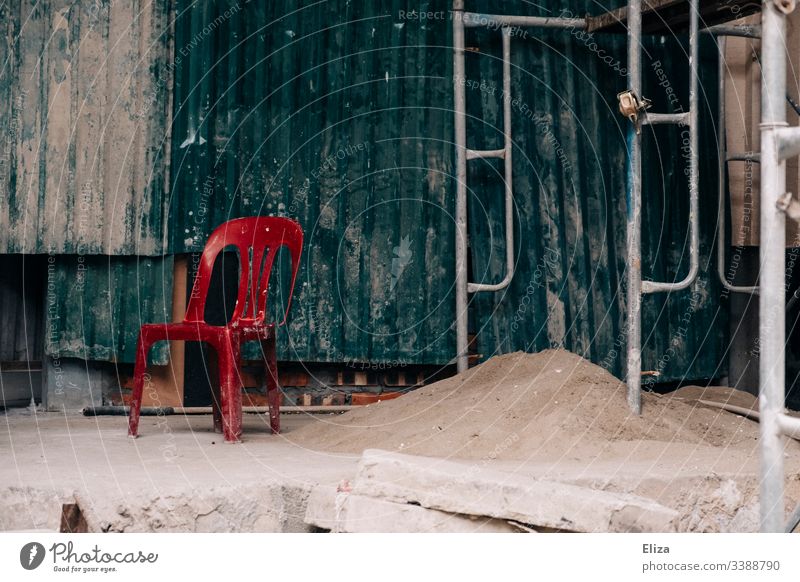 Roter Stuhl auf einer Baustelle rot sitzen Pause Chefsessel Arbeit & Erwerbstätigkeit leer niemand faul Kontrast Gerüst Platz Handwerker Arbeitsplatz bauen