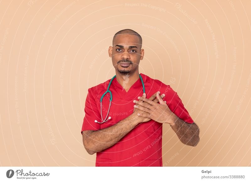Afrikanischer Arzt in roter Uniform Gesundheit verliebt Liebhaber Herz Kardiologie Kardiologe überblicken sich[Akk] verlieben Stethoskop medizinisch Person