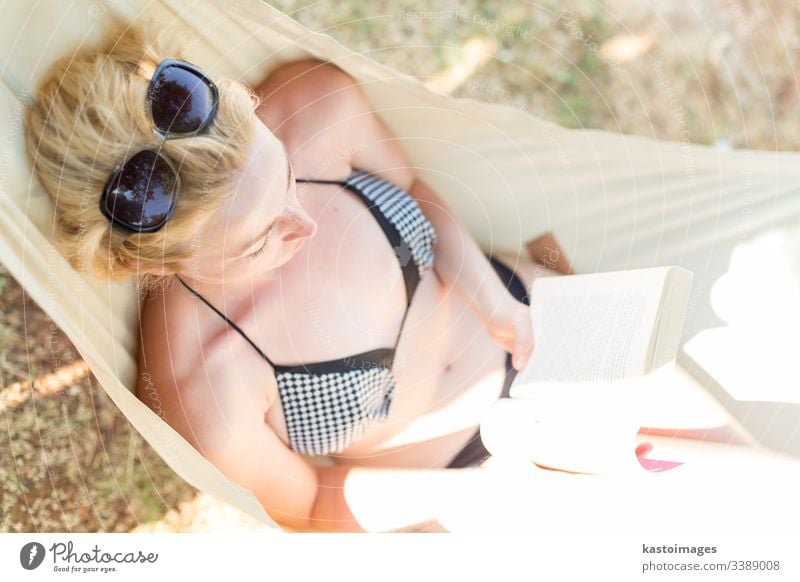 Frau liest Buch in Hängematte am Strand Urlaub Tag lesen sich[Akk] entspannen jung Roman Erholung ruhen Sommer Freizeit Lügen menschlich idyllisch Person Resort