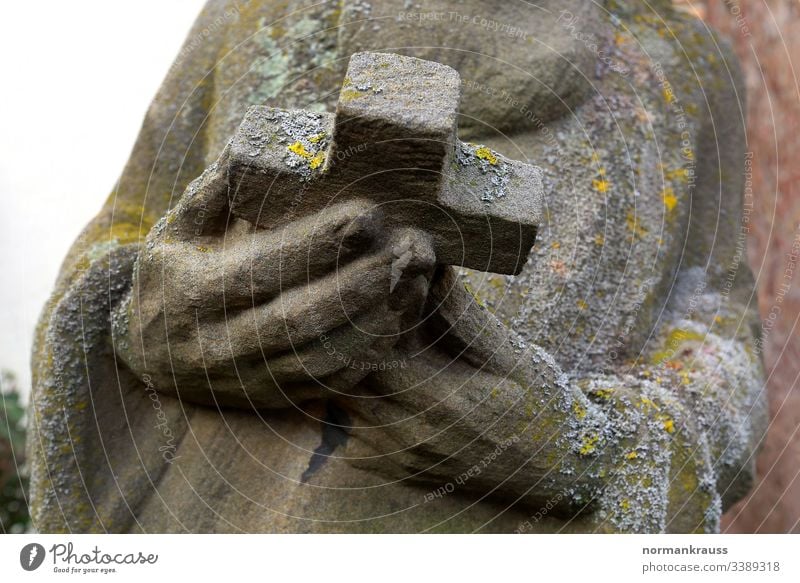 heilige Figur, Hände halten ein Kreuz, Detail steinfigur kruzifix steinskulptur kreuz hände christlich christentum religion detail Religion & Glaube