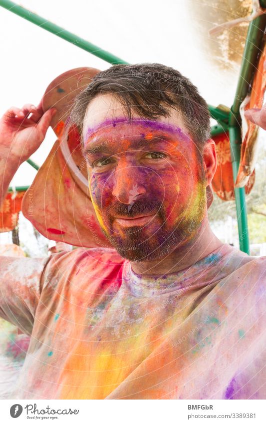 mann malt in holi festival männlich aufgeregt verrückt genießend Fest der Farben Männer Tourismus Konzept Fröhlichkeit Sommer heilig Spaß reisen Indien Menschen