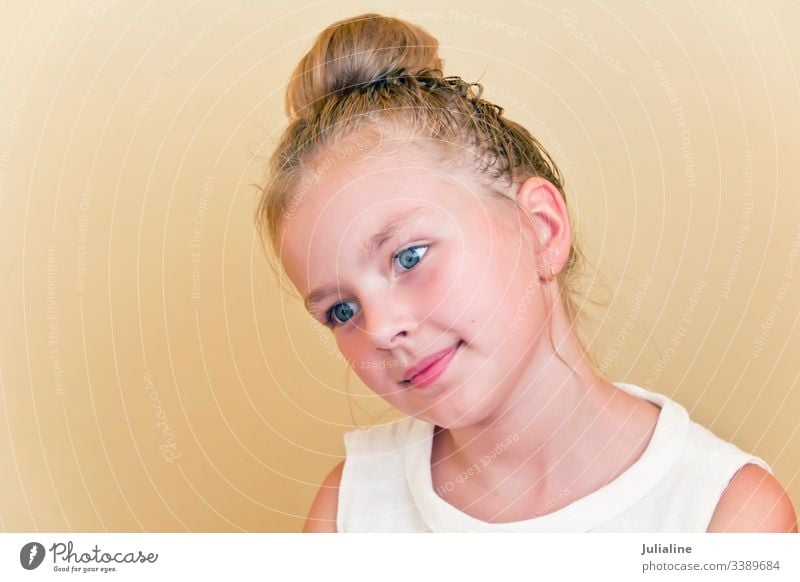 Süßes blondes Mädchen Kind Vorschulkind Schulmädchen sechs sieben blau weiß Kindheit Kaukasier Europäer acht Porträt niedlich neun