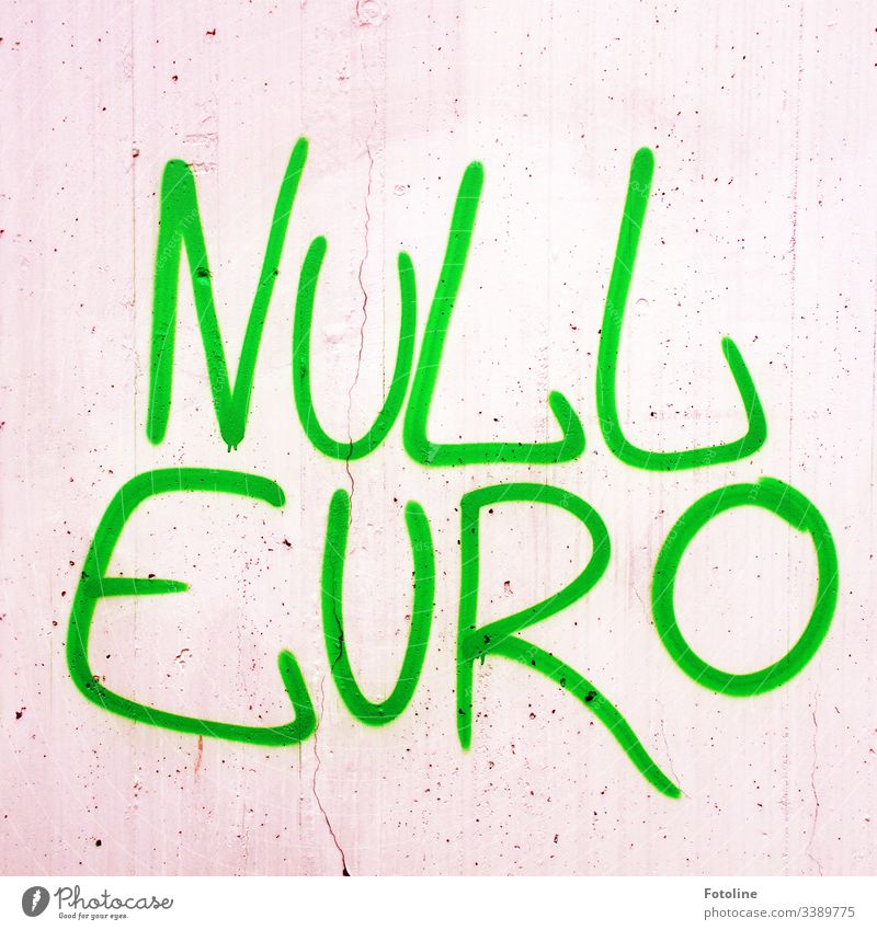 Null Euro Graffiti an der Mauer null Geld Farbfoto sparen money Schmiererei Schrift Schriftzeichen Buchstaben Farbe grün grau beschmiert sinnlos Fassade