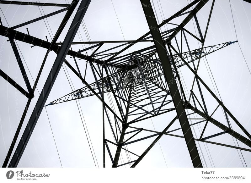 ein Strommast von unten horizontal Elektrizität Energie Kabel Hochspannung Energie-Transport Volt ampstorm Sonne Blitze Kraftwerk Stromkabel Farben Winter