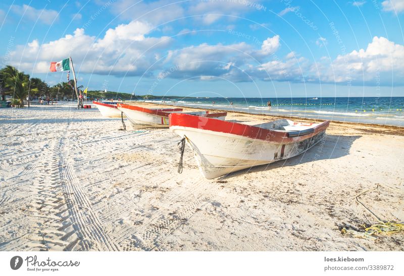 Boote auf weißem Sand am Playa Pescadores, Tulum, Mexiko Strand Natur Meer MEER playa pescadores Sommer Tourismus tropisch Wasser schön blau Küste Ufer Sonne