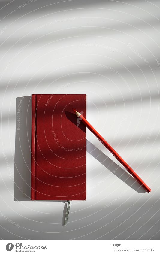 Stilleben mit rotem Notizbuch und Bleistift Mitteilung Schreibtisch Tisch Arbeitsplatz Büro Schreibwarenhandlung Notebook Entwurf organisiert Kreativität Farbe