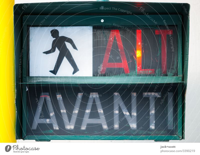 Halt! warten auf italienisch Ampel Grafik u. Illustration Fußgänger Kunststoff Verkehrszeichen leuchten Sicherheit Warnung Piktogramm Kunstlicht