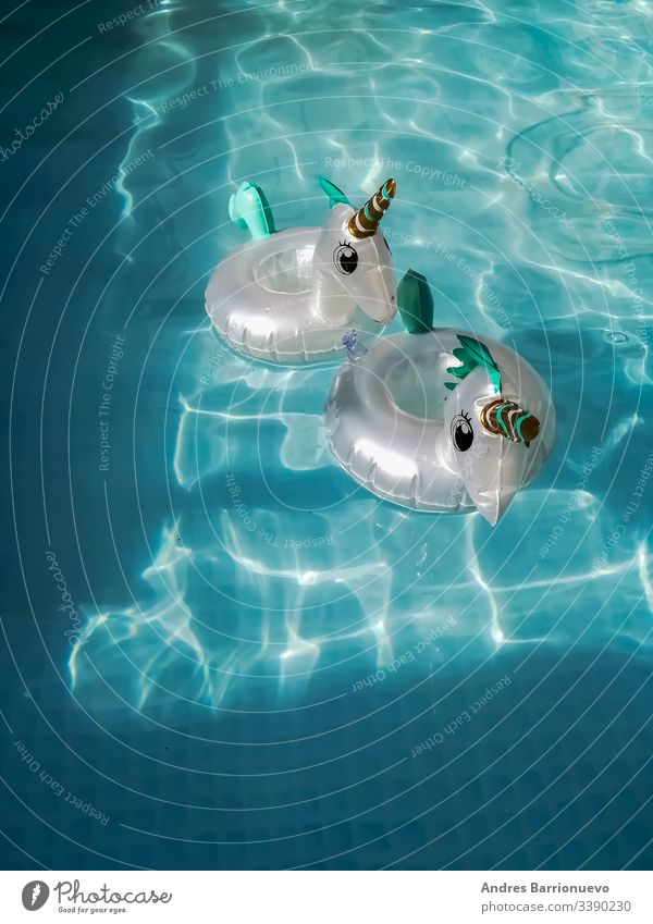 Schwimmende Untersetzer in der Form von Einhörnern fliegend schön Mitfahrgelegenheit sich[Akk] entspannen nach unten zwei Spaß amüsant hoch spielen Pool nass