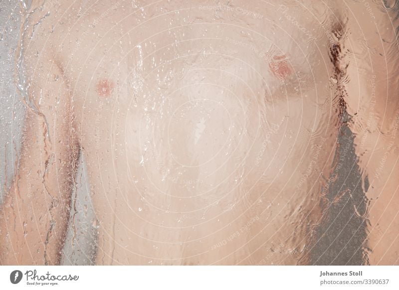 Männlicher Oberkörper hinter Wasser in Dusche dusche mann haut brust nacktheit hygiene Männlichkeit sexualität schwul homosexualitat körperlich Körperteile