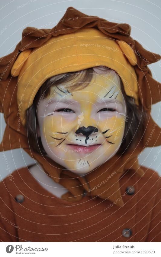 Kind verkleidet und geschminkt an Fasching als Löwe Mädchen süß niedlich Kopfbedeckung Knöpfe Schminken faschingszeit Karnevalskostüm Karnevalsmaske Löwenkopf