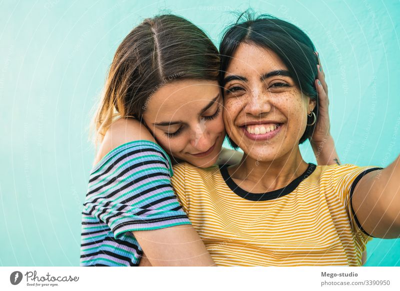 Liebliches lesbisches Paar, das sich einen Selfie nimmt. Frau Glück Zusammensein zwei Konzept Romantik Homosexualität Mädchen Freizeit Porträt Bild Lachen