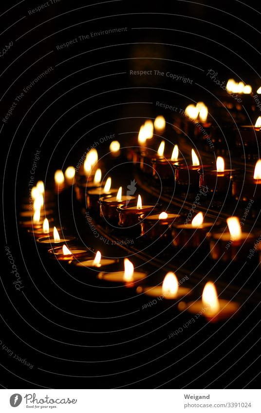 Kerzen Kerzenschein Trauer Trauerfeier Kirche beten Gebet dunkelheit Christentum Spiritualität stille Hoffnung Ostern