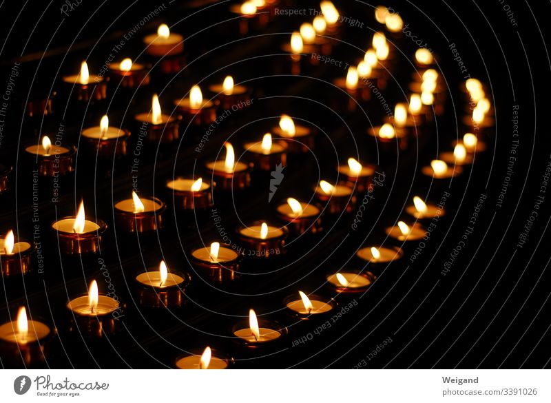 Kerzen Kerzenschein Trauer Spiritualität Meditation Gebet Gott Gotteshaus Religion & Glaube Innenaufnahme erinnern Tod Kirche