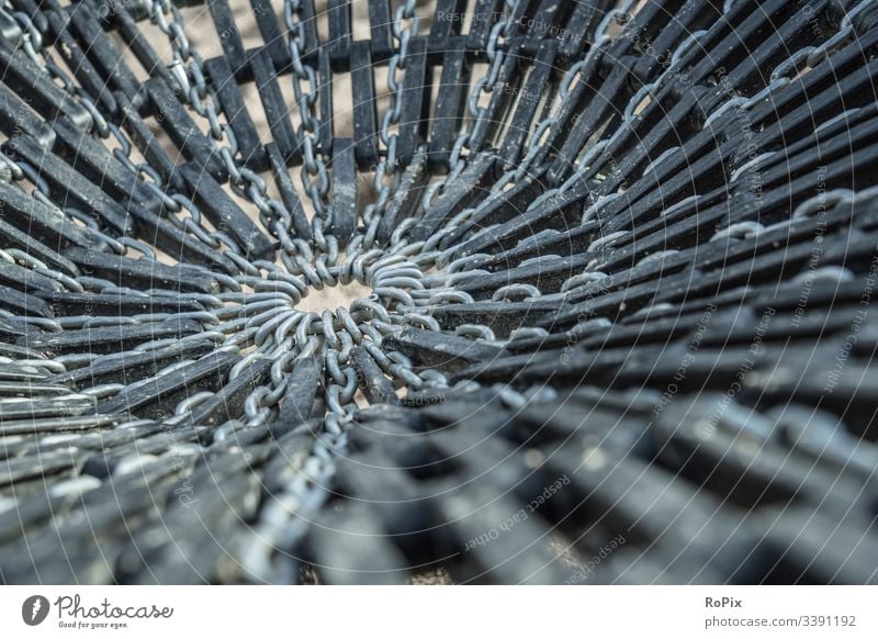 Spielplatz-Schaukel-Sitzmuster. abstrakt Textur Muster Metall schwarz Glas blau Stahl Wasser weiß Industrie Makro gebrochen Tapete anketten pendeln Netzwerk
