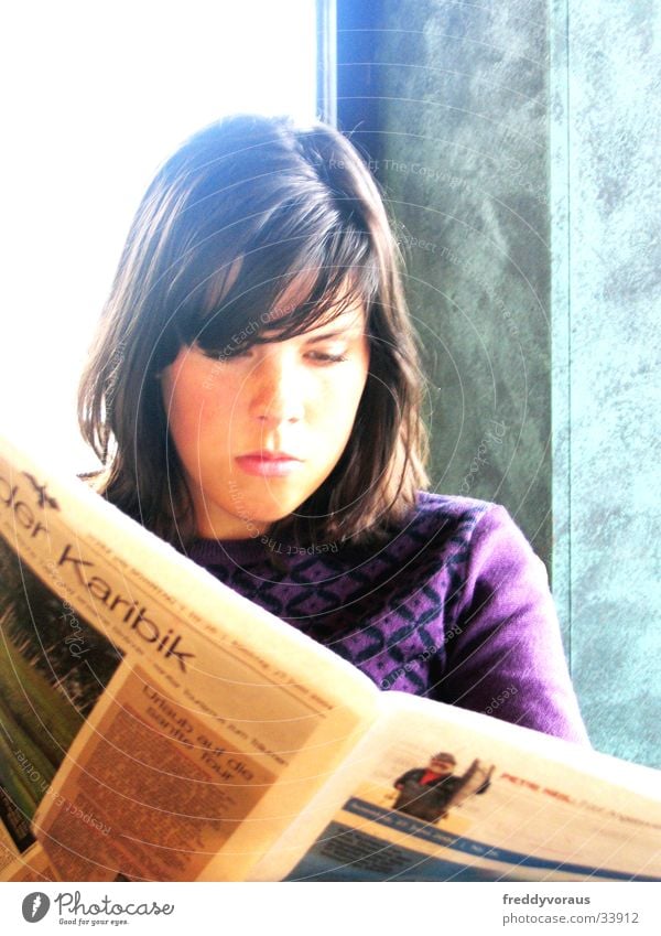 Lenemaus Zeitung lesen Café Frau Sonne Gesicht 18-20 Jahre