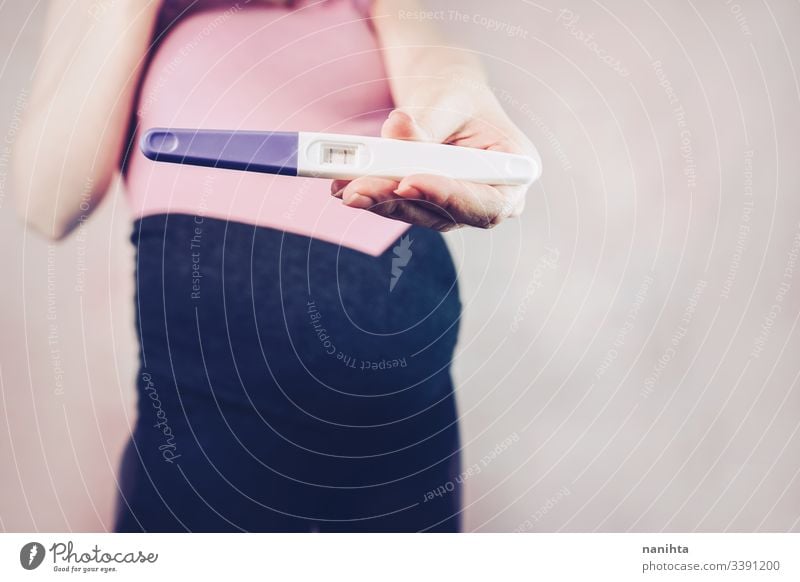 Frau mit einem positiven Schwangerschaftstest schwanger Prüfung Mama Mutter Familie Fröhlichkeit Glück rosa abschließen Bauch Monat Woche dritte Beweis Liebe