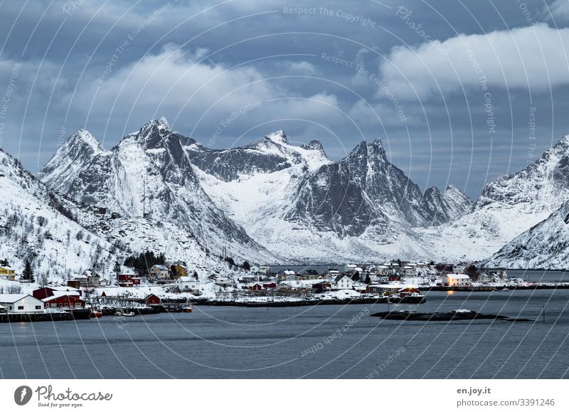 Fischerhütten am Fjord vor verschneiten Bergen Ferien & Urlaub & Reisen Ausflug Winter Schnee Winterurlaub Umwelt Landschaft Himmel Wolken Eis Frost