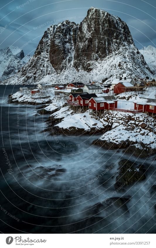 1.300 |Fischerhütten am Fjord vor verschneiten Bergen Ferien & Urlaub & Reisen Ausflug Winter Schnee Winterurlaub Umwelt Landschaft Himmel Wolken Eis Frost