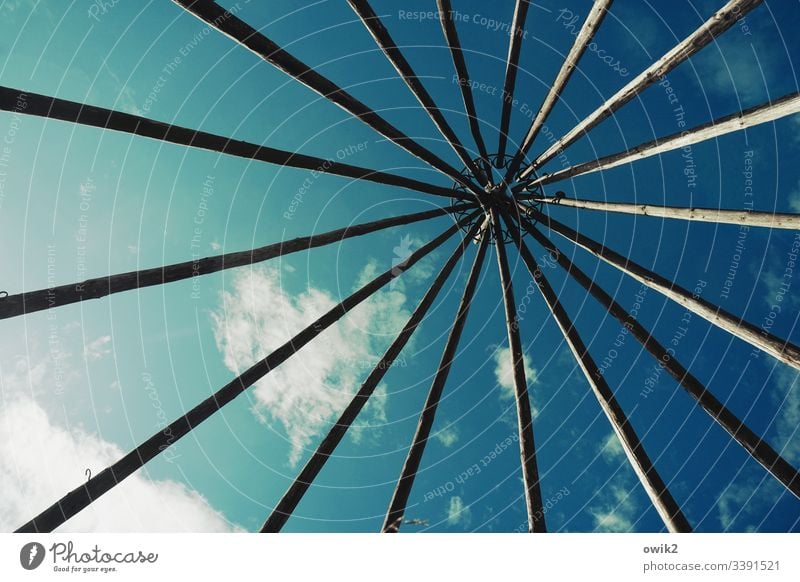 Im Tipi oben Himmel Wolken Masten Streben Zelt einfach Außenaufnahme Farbfoto Indianer streben Silhouette Gestell Balken Gerüst draußen Sonnenlicht Kontrast