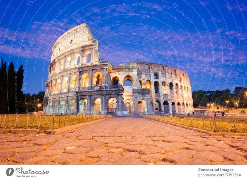 Das Kolosseum in der Dämmerung beleuchtet Amphitheater antik Archäologie Architektur Arena Stadtbild Kultur Ausflugsziel Kaiserreich Europa Europäer berühmt