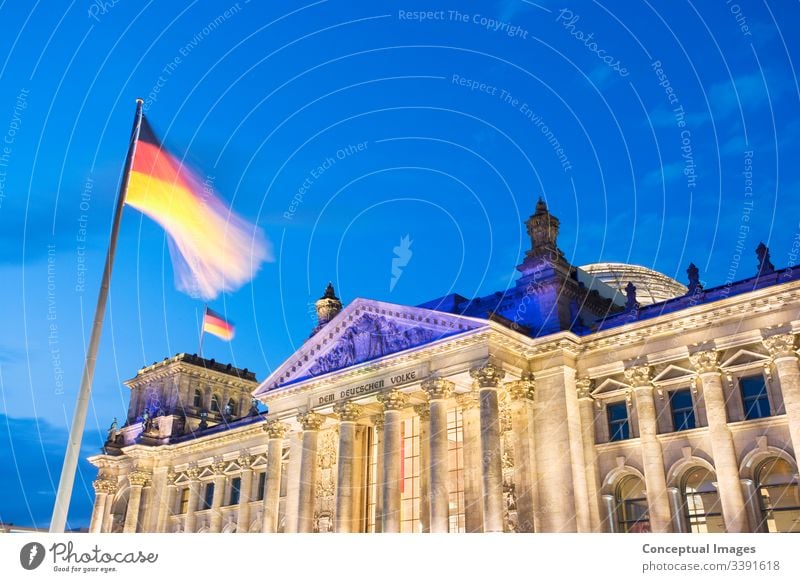 Der Reichstag in der Abenddämmerung, Berlin, Deutschland. architektonisch Architektur Anziehungskraft Gebäude bundestag Kapital Großstadt Stadtbild Kongress