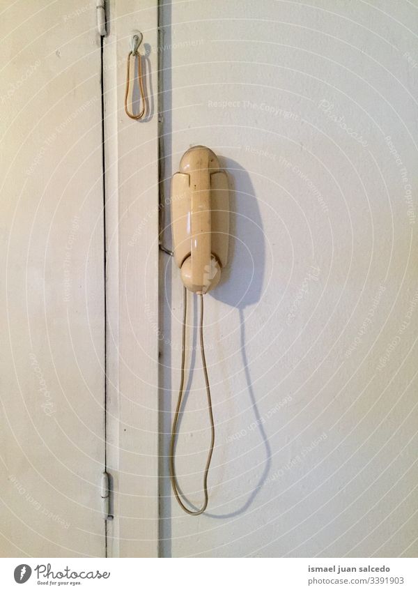 altes weißes Telefon an der weißen Wand altehrwürdig Antiquität Antike Schmutz dreckig Telekommunikationen Aufruf Technik & Technologie