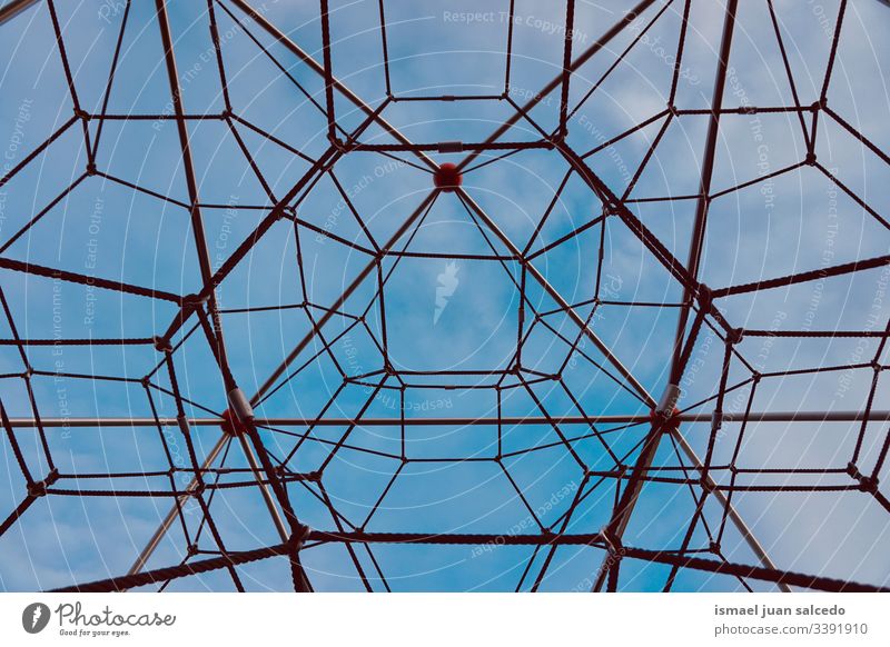Seilnetz, Linien und Formen im Hintergrund Netz abstrakt blau Himmel Straße Strukturen & Formen Muster Außenaufnahme Detailaufnahme Netzwerk