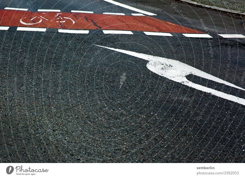 Rechtspfeil vor dem Fahrradweg straße Verkehrswege Wege & Pfade Straßenverkehr Außenaufnahme Menschenleer Linie Asphalt Schilder & Markierungen Verkehrszeichen