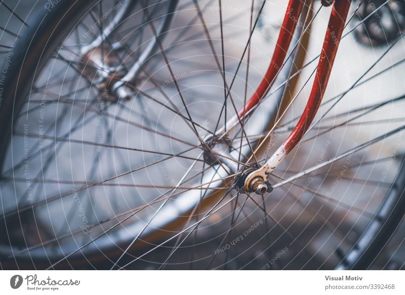 Vorderräder, Speichen und Gabeln von ein paar Oldtimer-Fahrrädern Farbe Außenseite im Freien niemand keine Menschen abschließen Nahaufnahme Rad urban Großstadt