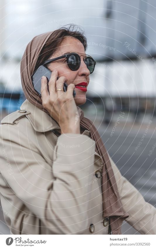 Arabische Frau mit Hidschab am Telefon Hijab attraktiv Koffer muslimisch muslimische Frau Handy arabisch Gepäck Reisen: islamisch Reisender Ausflug Fröhlichkeit