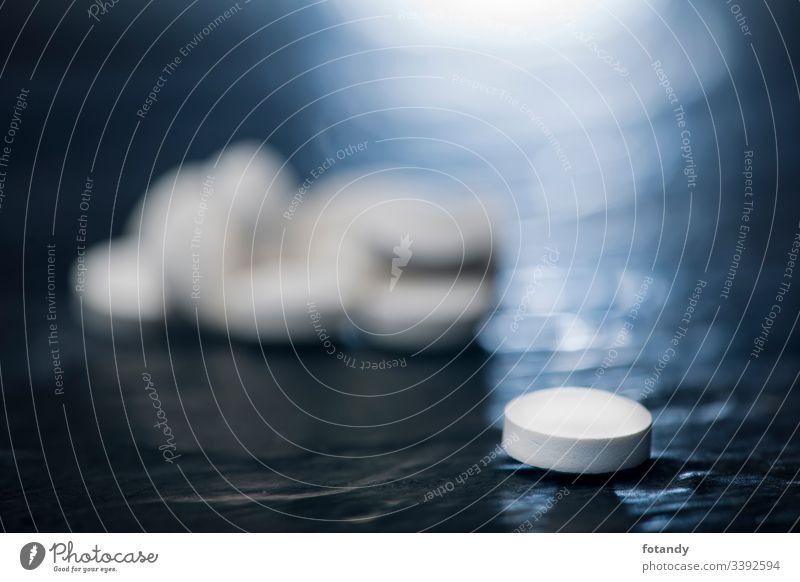 Einzelne Tablette auf Schiefer im Gegenlicht hintergrund Tabletten Gruppe Hartkapsel gepresst Darreichungsform Stillleben Vitamine heilen Objekt Medikament