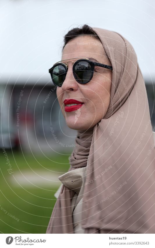 Arabische Frau mit Hidschab Selbsthilfe Hijab attraktiv Koffer muslimisch muslimische Frau Handy arabisch Gepäck Selfie Reisen: islamisch Reisender Ausflug