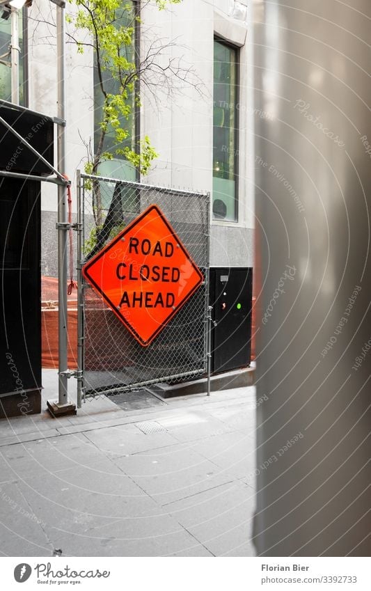 Baustelle mit Warnhinweis Zaun Warnschild Raute neon rot gesperrt Vorsicht Straße Durchgang urban Arbeit Hinweisschild Barriere Zeichen gefährlich Warnung