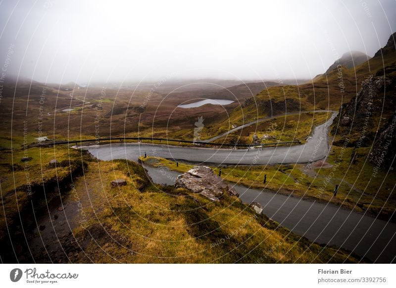 Passstraße in den Highlands Schottlands passstraße Straße Asphalt Verkehr Verbindung Regen schlechtes Wetter nass grau Nebel grün Inselleben Europa Brexit leer