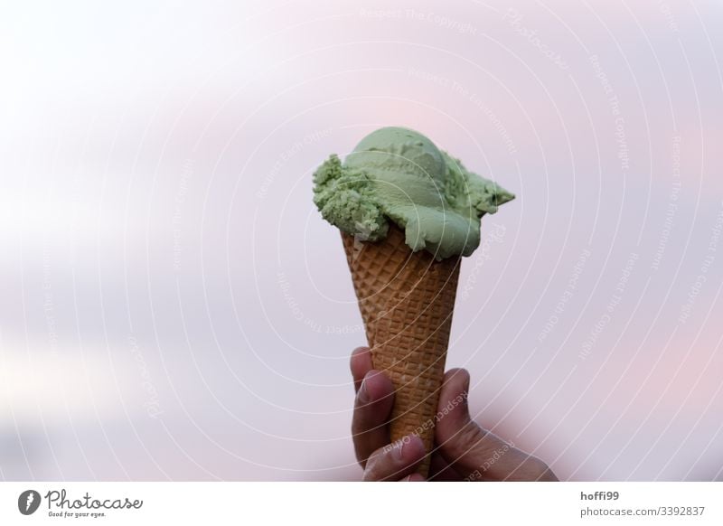 grünes Waldmeister Eis in Waffel im Sonnenuntergang (war lecker) Eiskugel Eiswaffel Hand Speiseeis Farbfoto Sommer Ernährung süß Süßwaren Dessert genießen