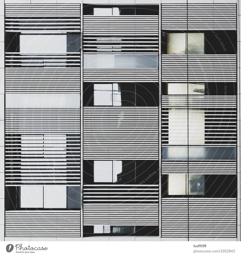 abstrakte Fassade mit spiegelnden Fenstern Hochhaus Bankgebäude Gebäude ästhetisch Symmetrie Surrealismus Licht stagnierend rein Kapitalwirtschaft Ordnung hoch