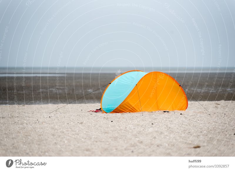 geschlossene Strandmuschel / Zelt am Sandstrand windschutz Windschutz Meer Insel Tourismus Ferien & Urlaub & Reisen Erholung Nordsee Küste Strandspielzeug