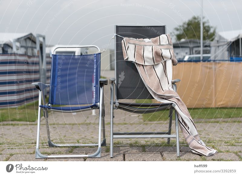 zwei verlassene Campingstühle mit Handtuch Stuhl Stühle minimalismus minimalistisch Minimalismus Menschenleer prollig durcheinander Gegensatz Sitzgelegenheit