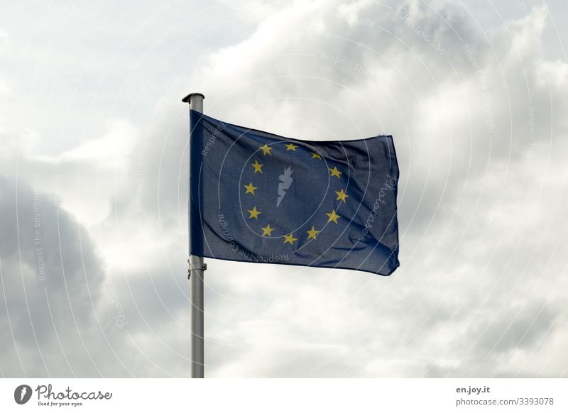 Europaflagge vor bewölktem Himmel Flagge Fahne Europa Europäische Union Blau Wolken Sterne Fahnenmast