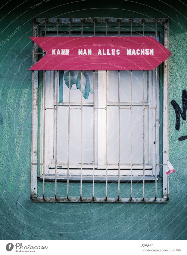 Köln UT | Ehrenfeld | ...oder nicht? Mauer Wand Fassade grün rot Fenster Gitter Schilder & Markierungen Hinweis Wegweiser Linie Zacken Klarheit Strebe Teilung