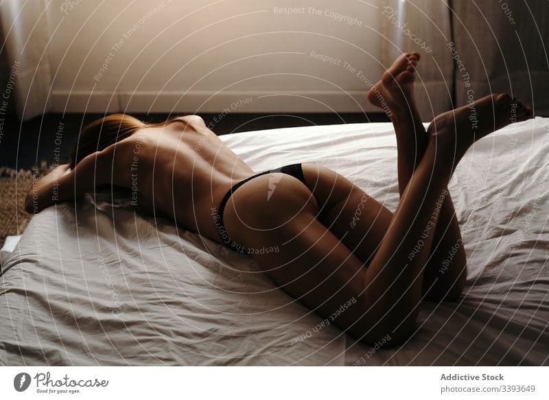 Magere oben ohne verführerische Frau im Bett Frauenunterhose sinnlich sexy sich[Akk] entspannen Dessous provokant Angebot feminin Model Versuchung Leidenschaft