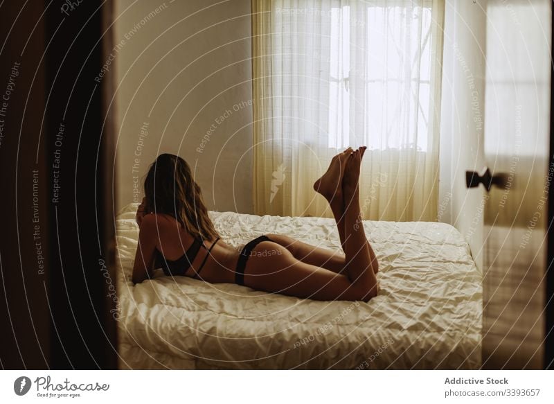 Verführerische junge Frau morgens im Bett verführerisch Lügen sinnlich provokant Körperhaltung sensibel Dessous Raum schlank feminin Angebot Model Versuchung