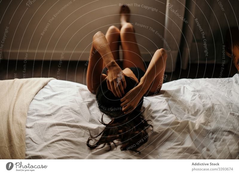 Gesichtslose sinnliche Frau im Schlafzimmer Dessous Unterwäsche sich[Akk] entspannen Gelassenheit ruhen Windstille traumhaft Lügen Komfort Harmonie ruhig