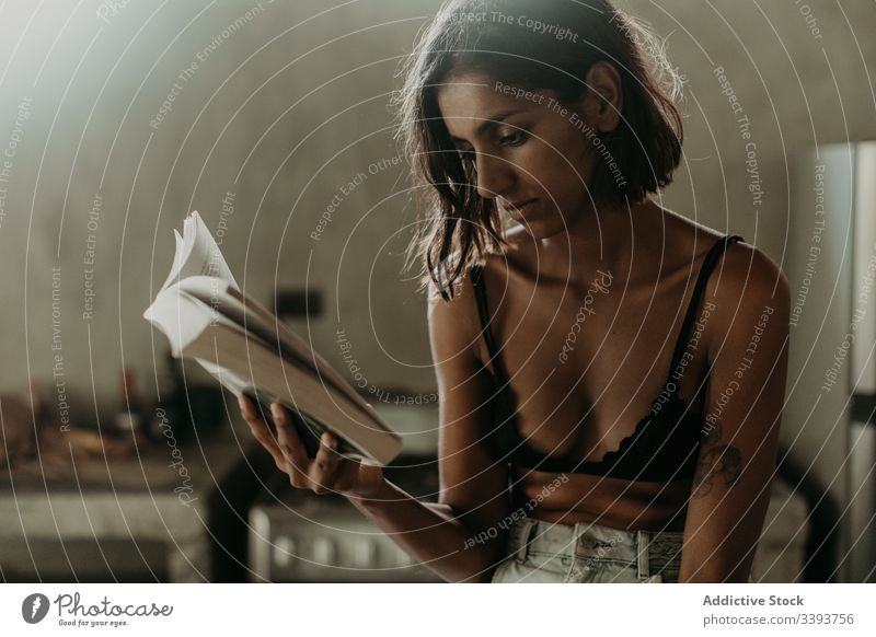 Konzentriertes junges weibliches Lesebuch in der Küche Frau lesen Buch genießen interessiert ruhen Komfort Vergnügen Information Literatur Wissen Bildung