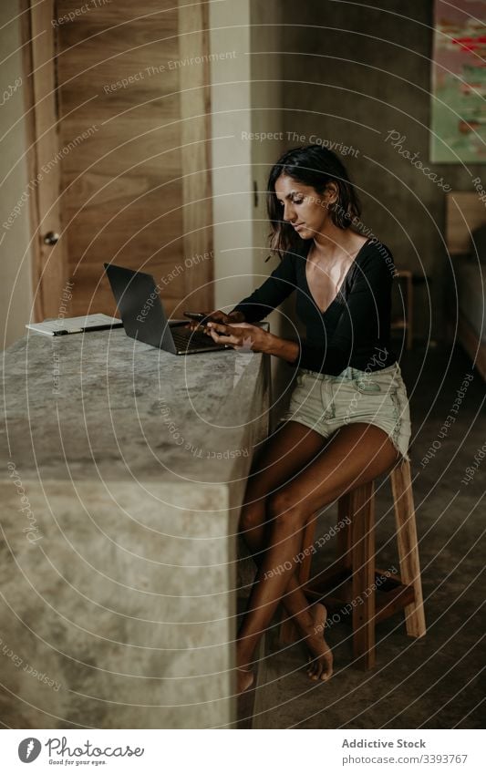 Fokussierte junge Frau benutzt Laptop im Raum benutzend Tippen Mitteilung Anschluss Internet online Surfen Browsen Gerät Apparatur freiberuflich Arbeit